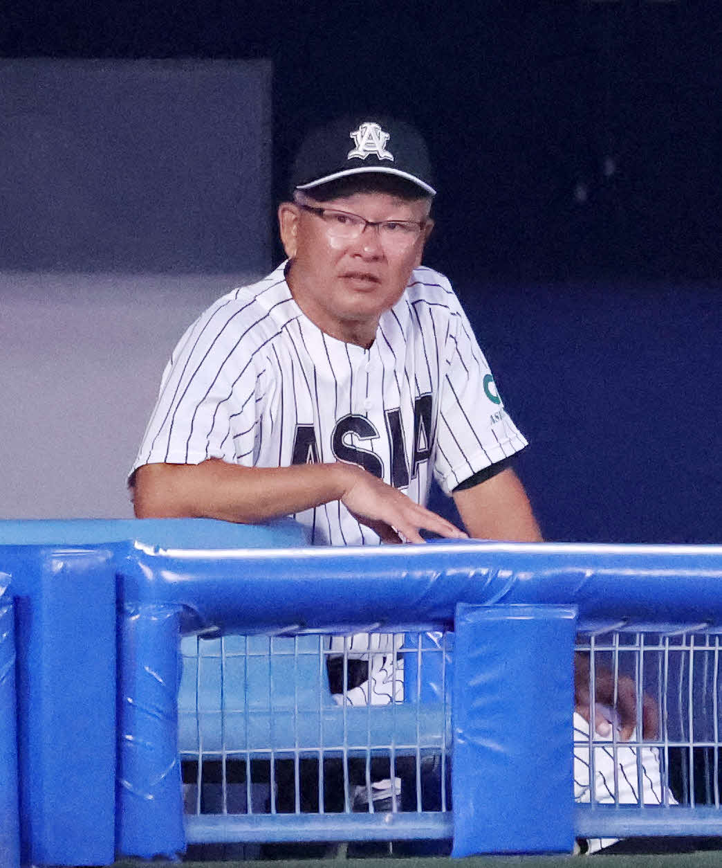 亜大対東洋大　9回表、戦況を見つめる亜大・鈴木監督（撮影・鈴木正人）