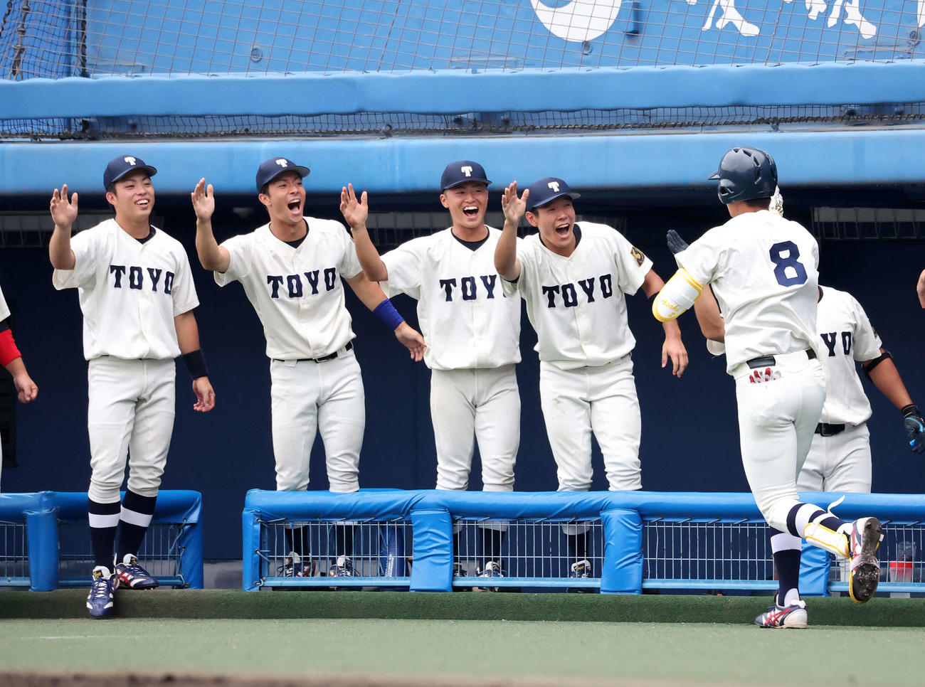 亜大対東洋大　1回裏東洋大2死一塁、右越え適時三塁打と失策で生還した花田（右）を喜び迎える選手たち（撮影・鈴木正人）