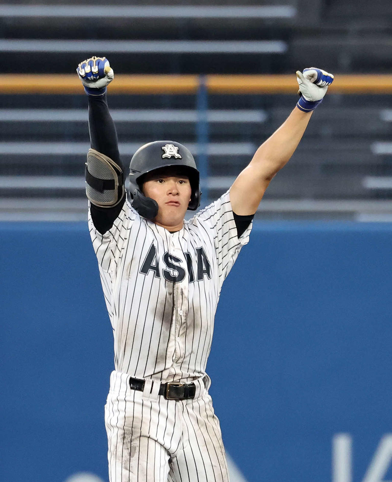 亜大対東洋大　7回表亜大2死一塁・浦林は右越え適時二塁打を放ちガッツポーズ（撮影・鈴木正人）