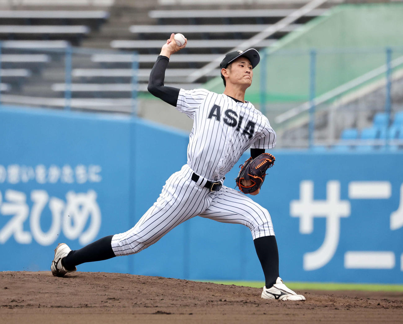 亜大対東洋大　力投する亜大先発の草加（撮影・鈴木正人）