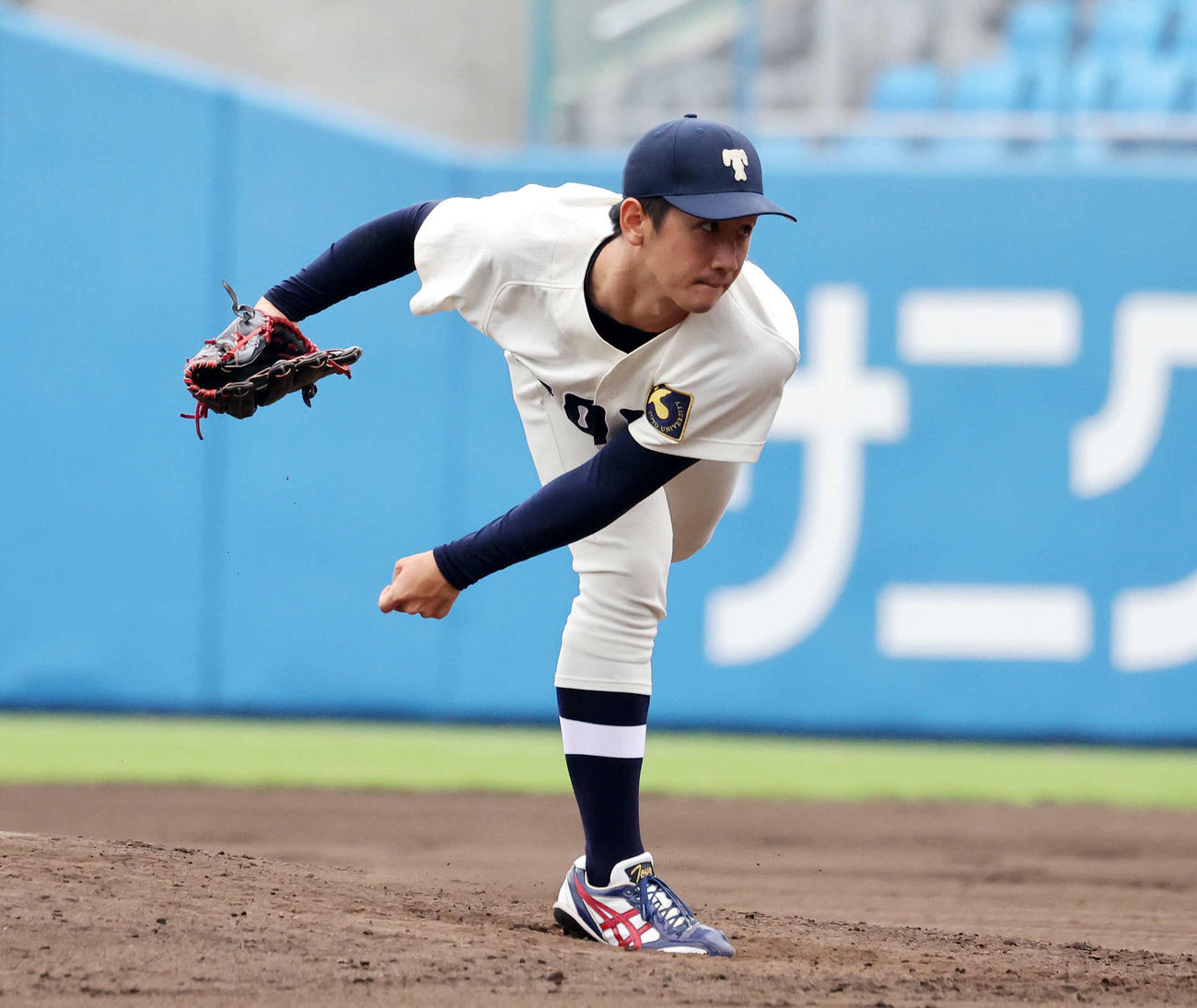 亜大対東洋大　力投する東洋大先発の野沢（撮影・鈴木正人）