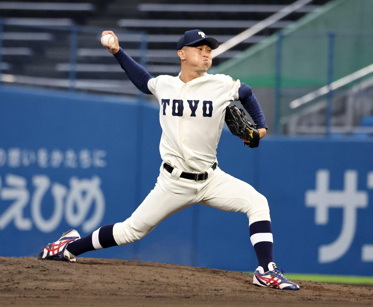 亜大対東洋大　力投する東洋大2番手の加藤慶（撮影・鈴木正人）