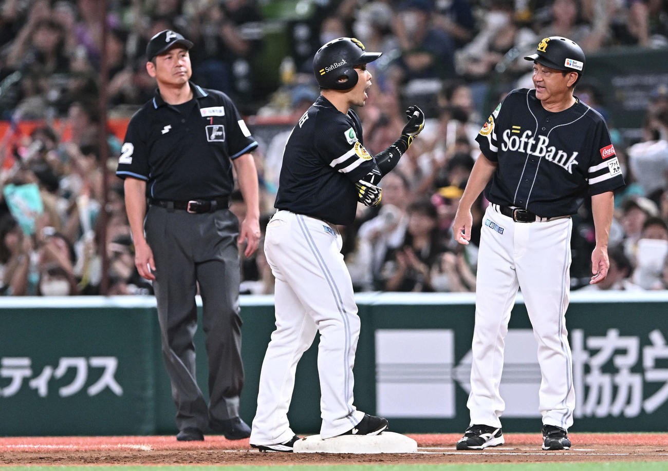西武対ソフトバンク　1回表ソフトバンク1死一、二塁、先制中前適時打を放った近藤（中央）はベンチへ向かってさけぶ（撮影・滝沢徹郎）