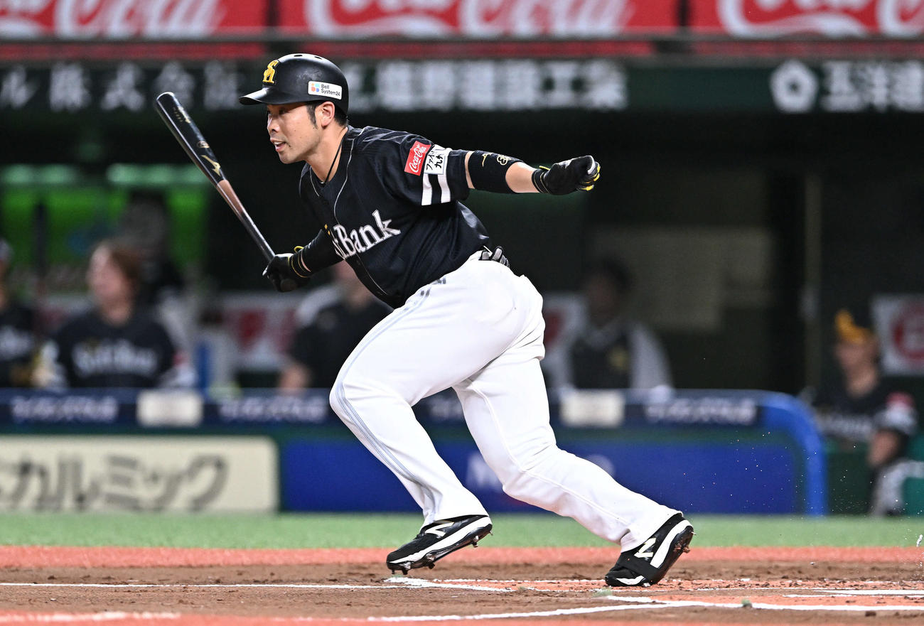 西武対ソフトバンク　1回表ソフトバンク1死一、二塁、近藤は先制中前適時打を放つ（撮影・滝沢徹郎）