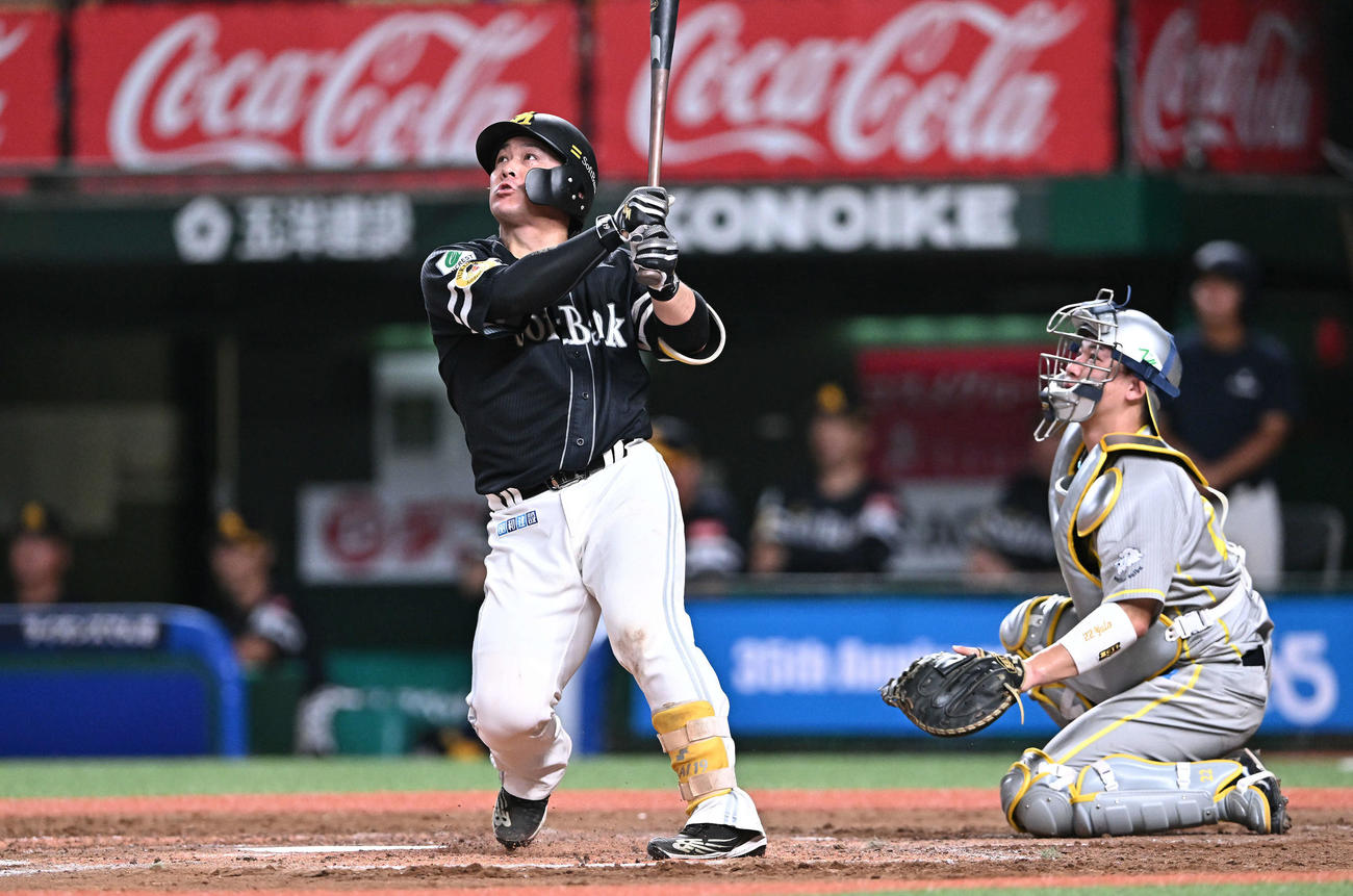 西武対ソフトバンク　4回表ソフトバンク2死三塁、甲斐は左越え2点本塁打を放つ（撮影・滝沢徹郎）