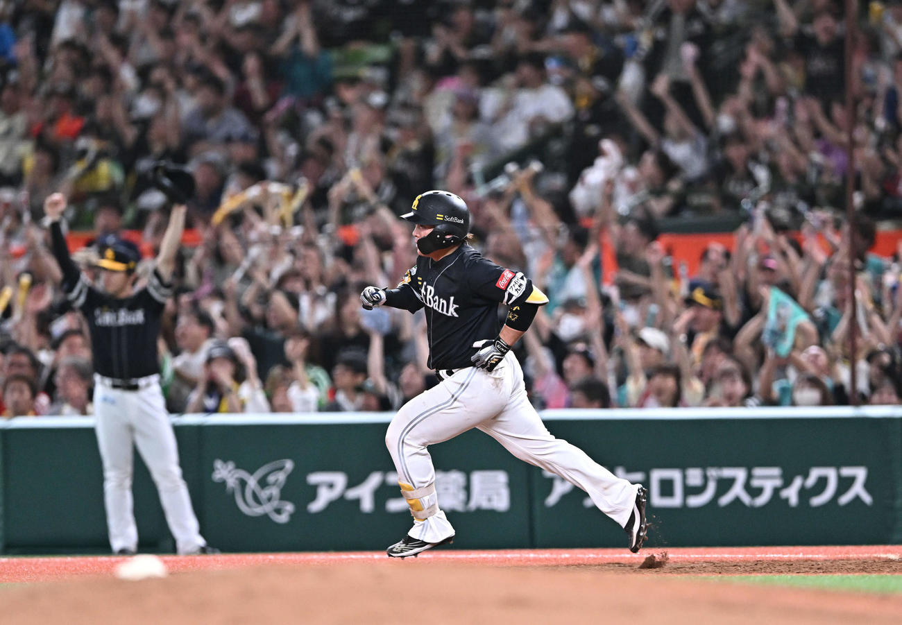 西武対ソフトバンク　4回表ソフトバンク2死三塁、甲斐は2点本塁打を放ちダイヤモンドを1周する（撮影・滝沢徹郎）