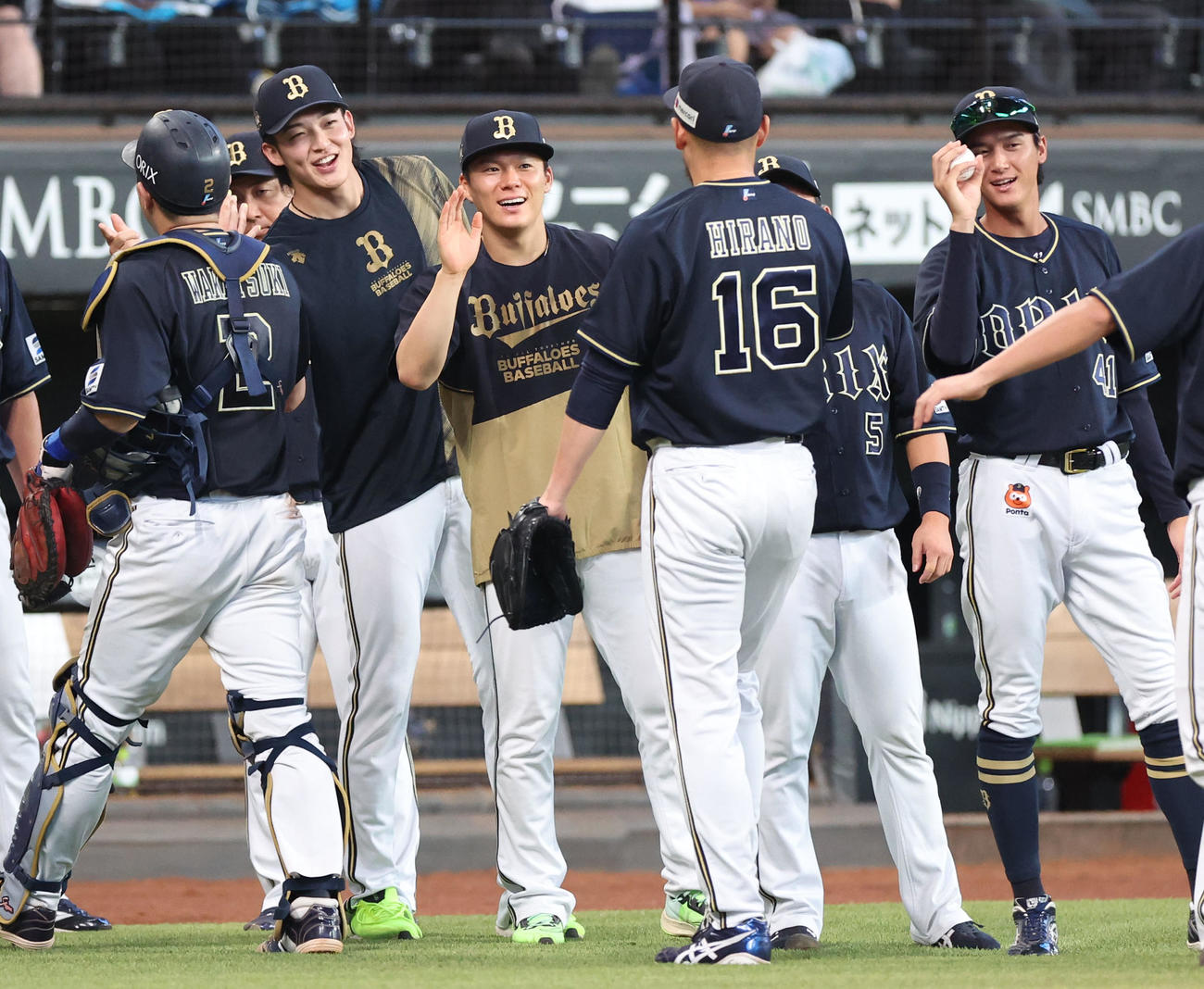 日本ハム対オリックス　試合終了後、オリックス山崎颯（左後方）と山本は笑顔で平野佳を出迎える（撮影・佐藤翔太）
