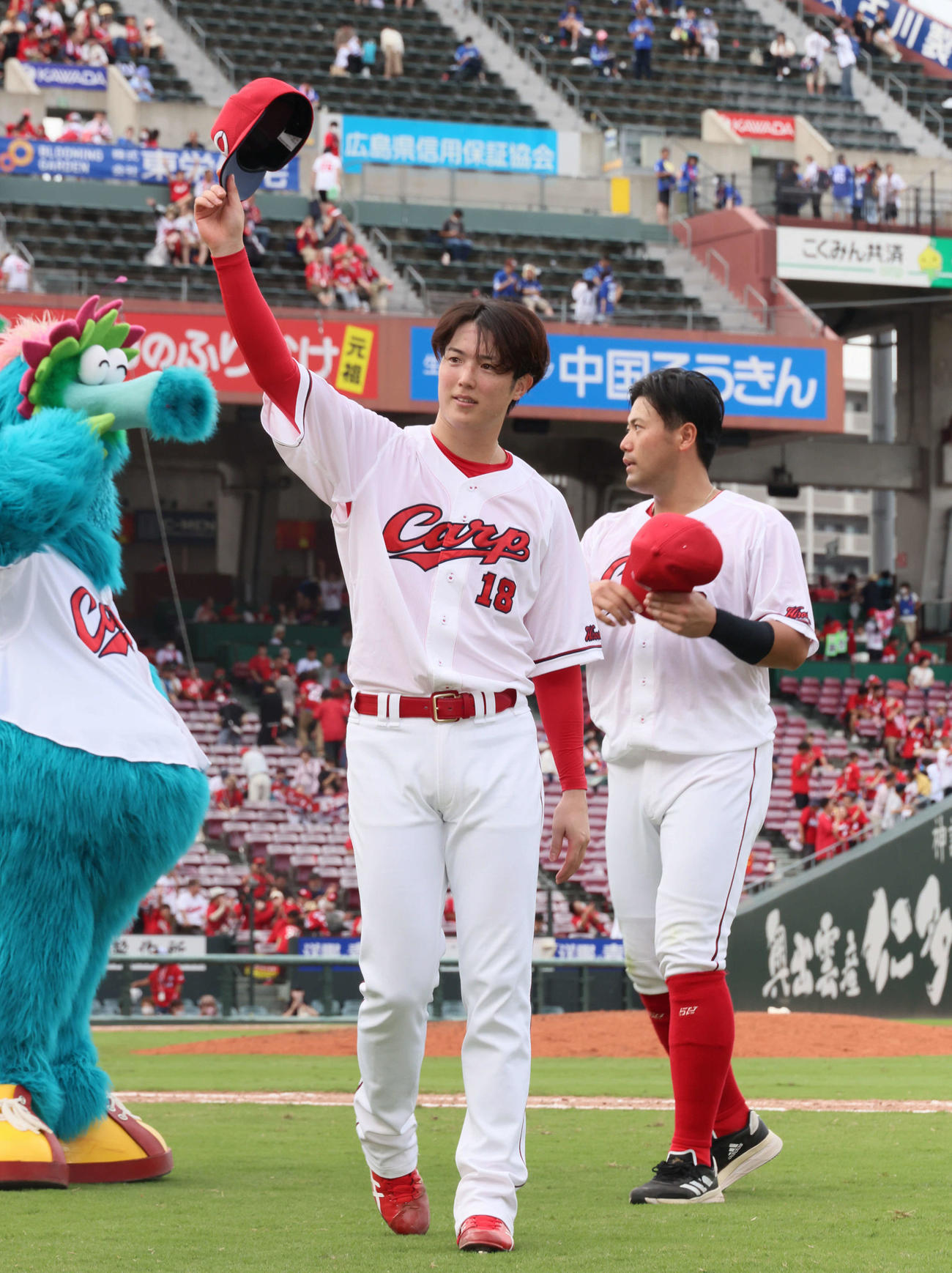 広島対中日　ファンの声援に応える広島森下（手前）と末包（撮影・加藤孝規）