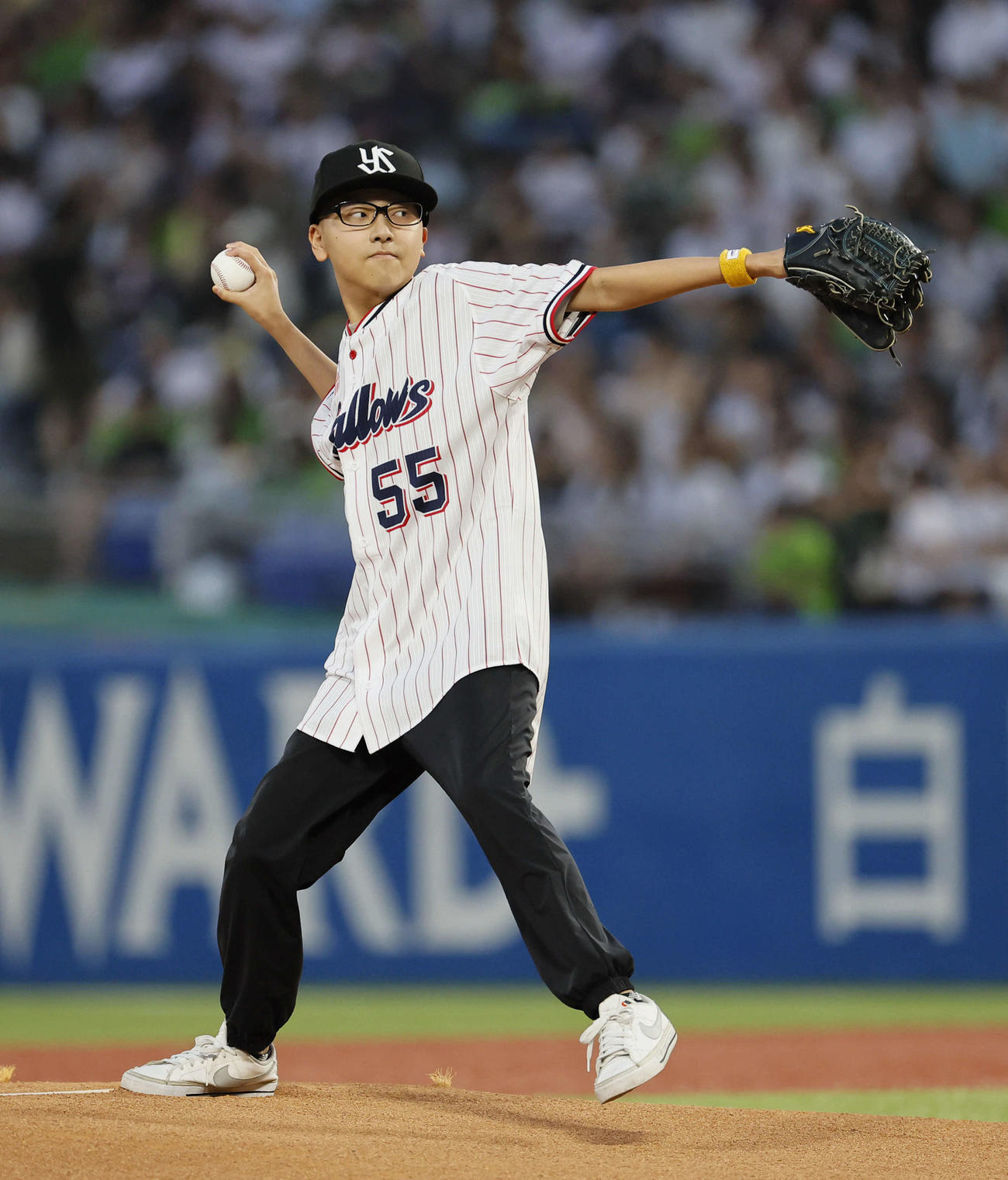ヤクルト対阪神　始球式を務めた小児がんサバイバーの小谷侑生くん（撮影・藤尾明華）