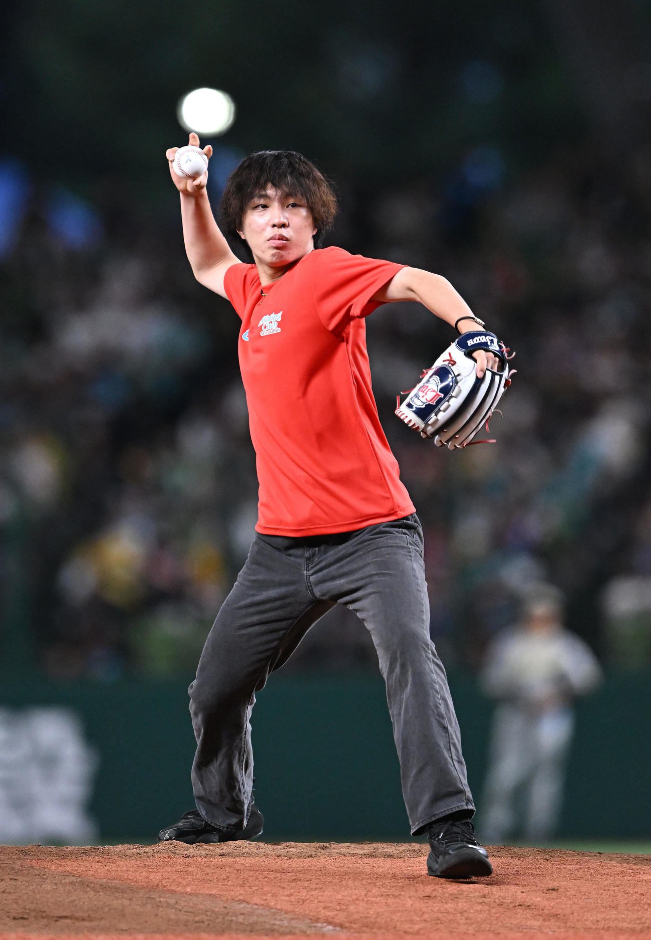 西武対ソフトバンク　始球式に臨むフィギュアスケートの三浦（撮影・滝沢徹郎）