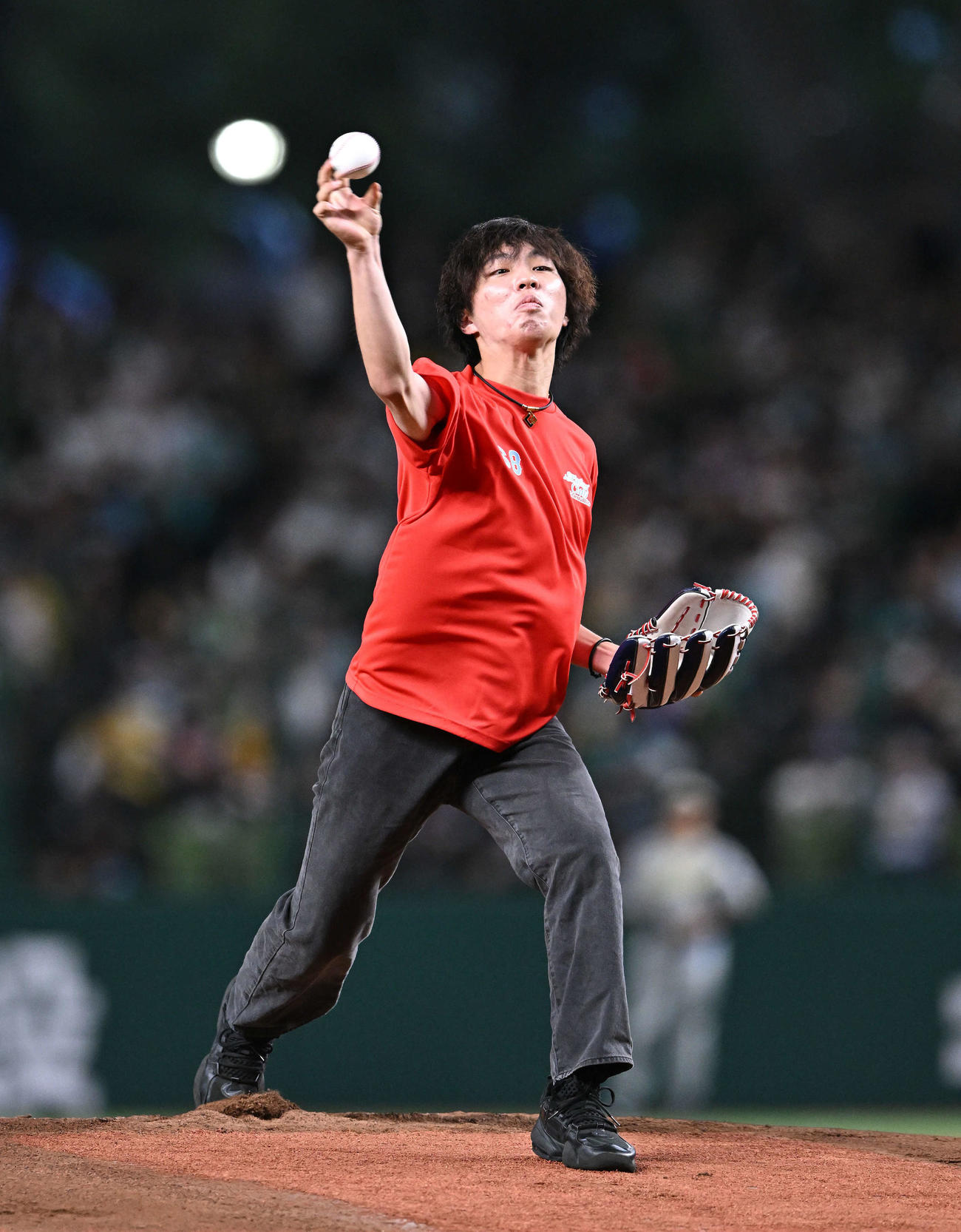 西武対ソフトバンク　始球式に臨むフィギュアスケートの三浦（撮影・滝沢徹郎）