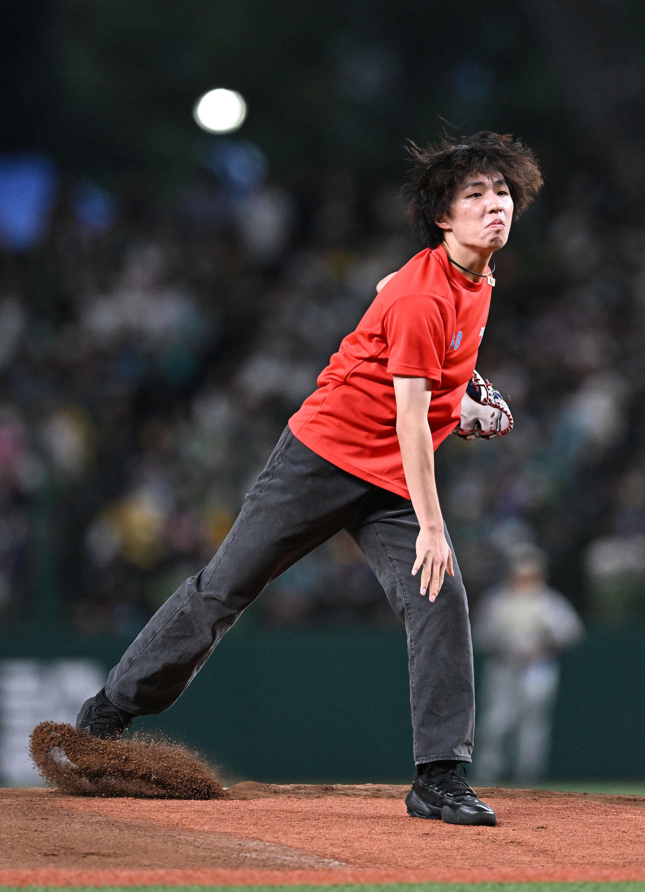 西武対ソフトバンク　始球式に臨むフィギュアスケートの三浦（撮影・滝沢徹郎）