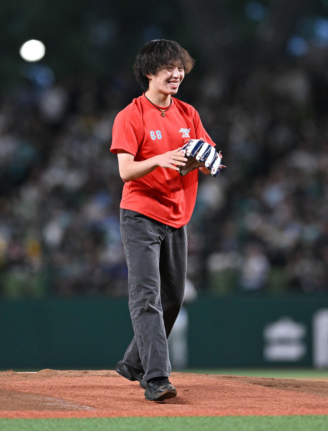 西武対ソフトバンク　始球式を終え笑顔のフィギュアスケートの三浦（撮影・滝沢徹郎）