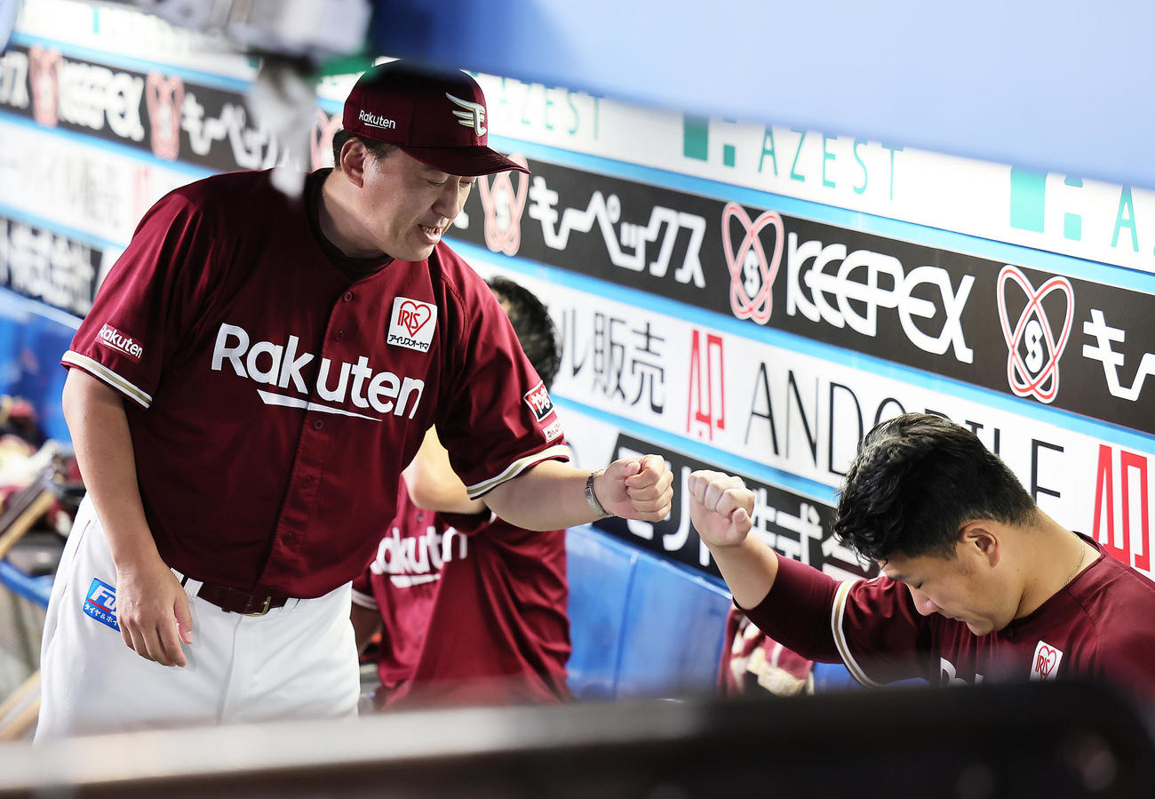 ロッテ対楽天　7回を3失点で終えた楽天田中将（右）とタッチを交わす石井監督（撮影・足立雅史）