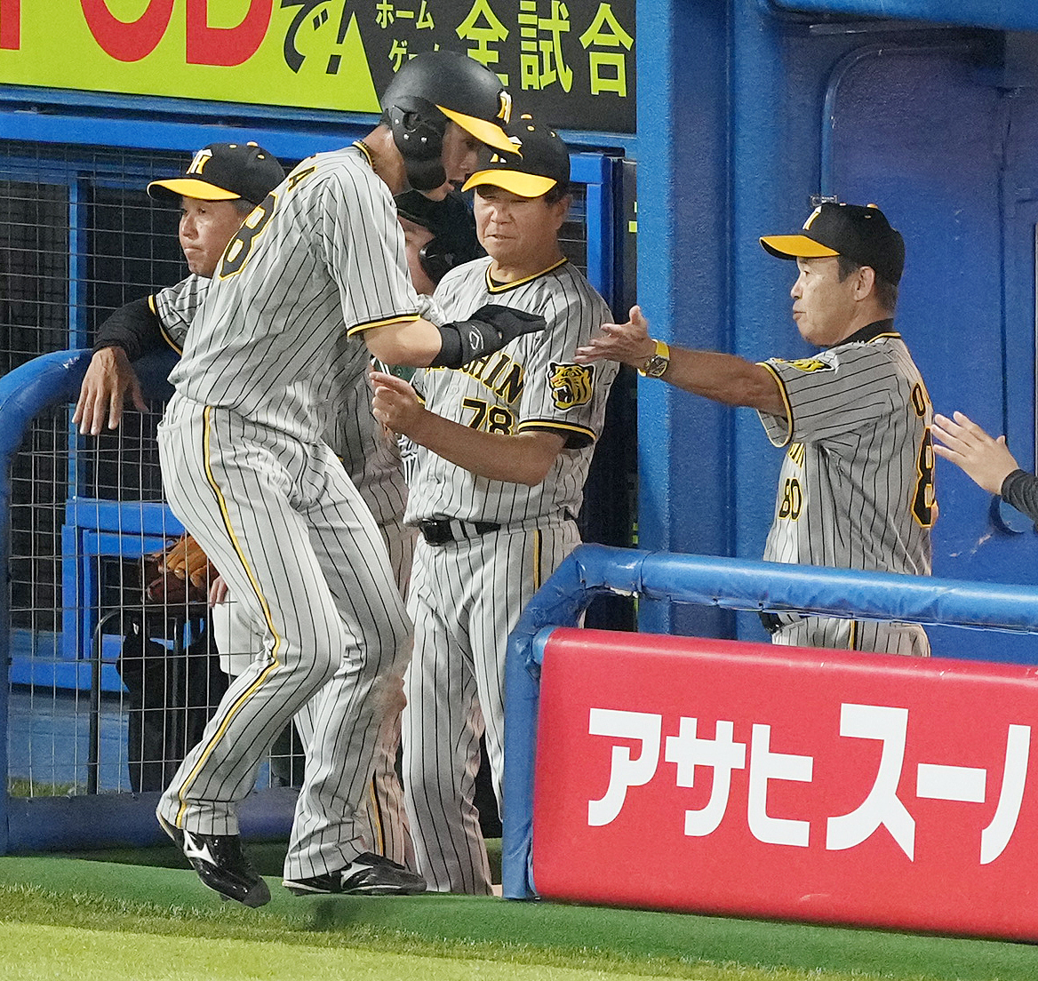 ヤクルト対阪神　3回表阪神2死二塁、近本の右前適時打で生還した二塁走者小幡（左手前）を迎える岡田監督（右）（撮影・鈴木みどり）