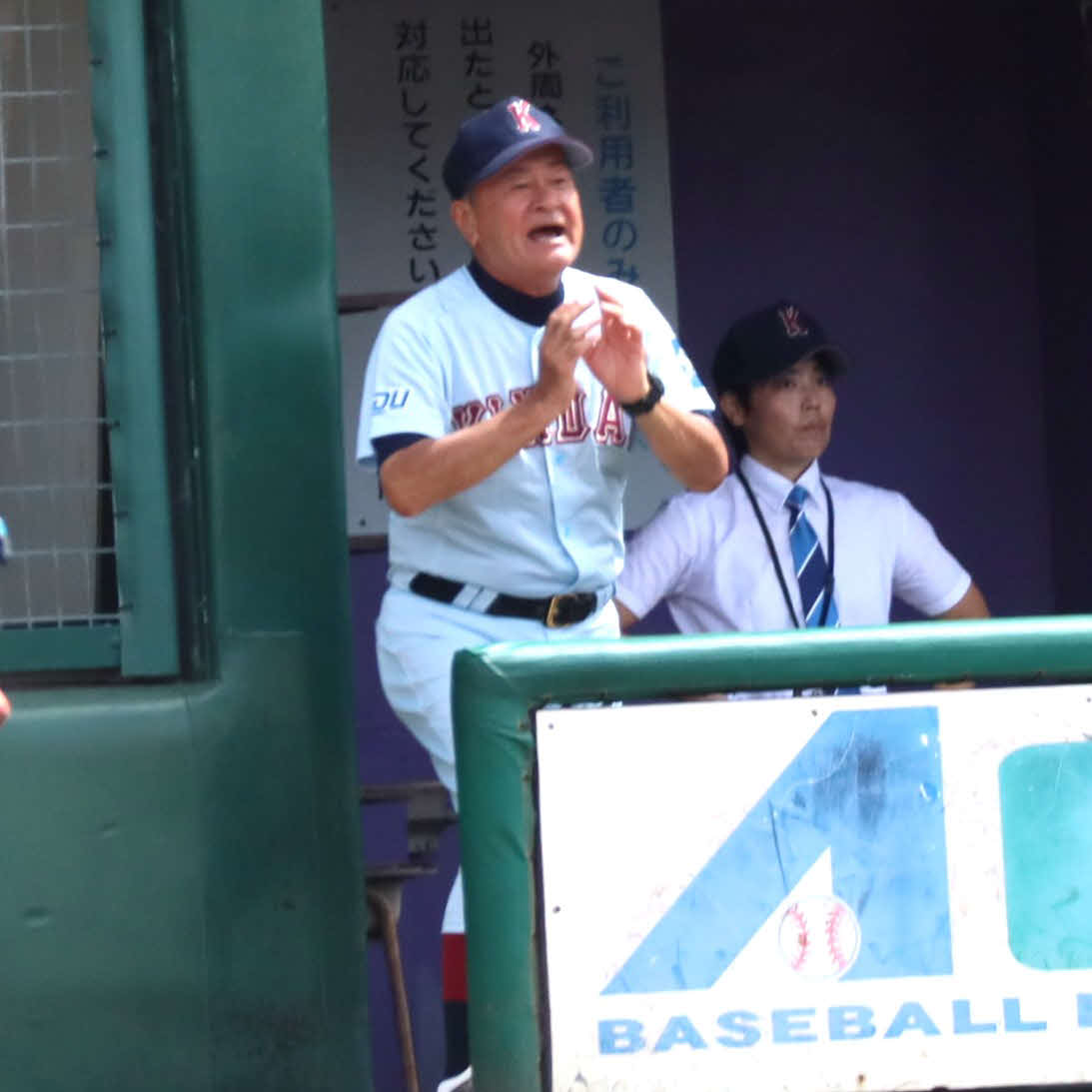 関西学生野球連盟秋季リーグ戦　近大対京大ナインを鼓舞する近大の田中秀昌監督（撮影・村松万里子）