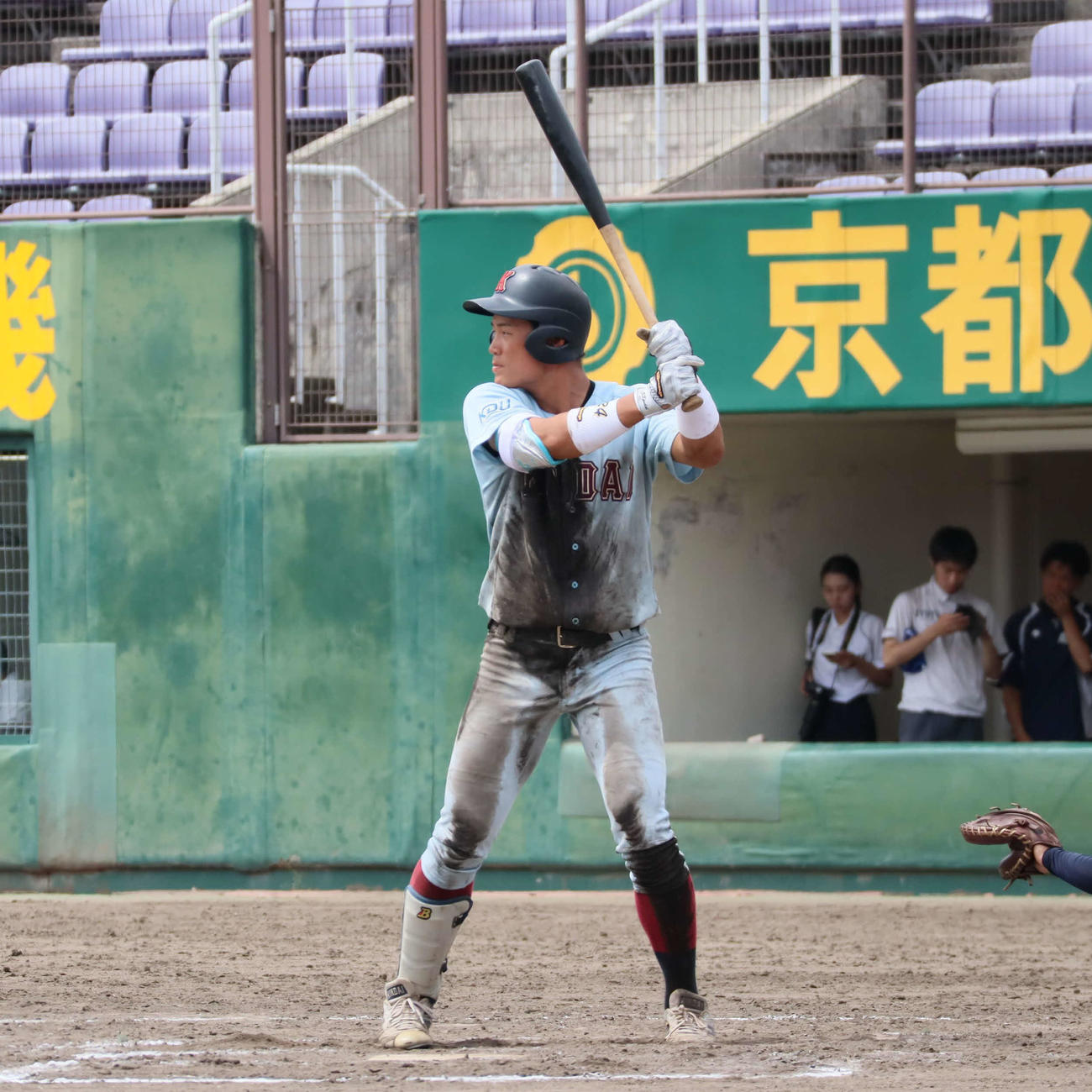 関西学生野球連盟秋季リーグ戦　近大対京大4回に先制の左適時二塁打を放った近大の3番白石晃大外野手（撮影・村松万里子）