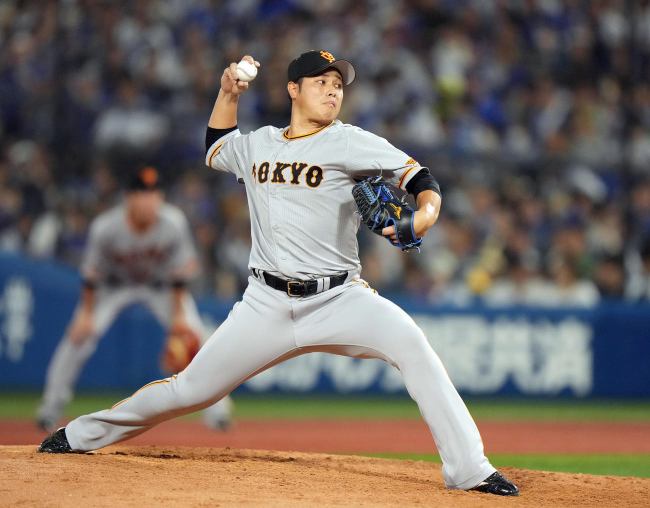 DeNA対巨人　8回裏から登板する巨人8番手北村（撮影・狩俣裕三）