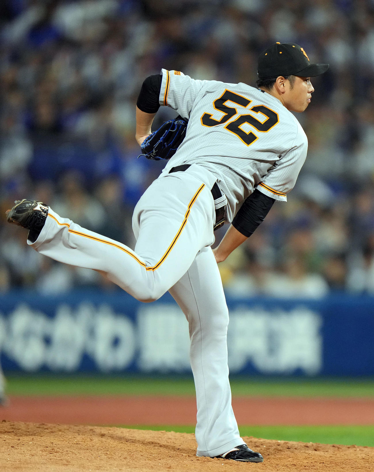 DeNA対巨人　8回裏から登板する巨人8番手北村（撮影・狩俣裕三）