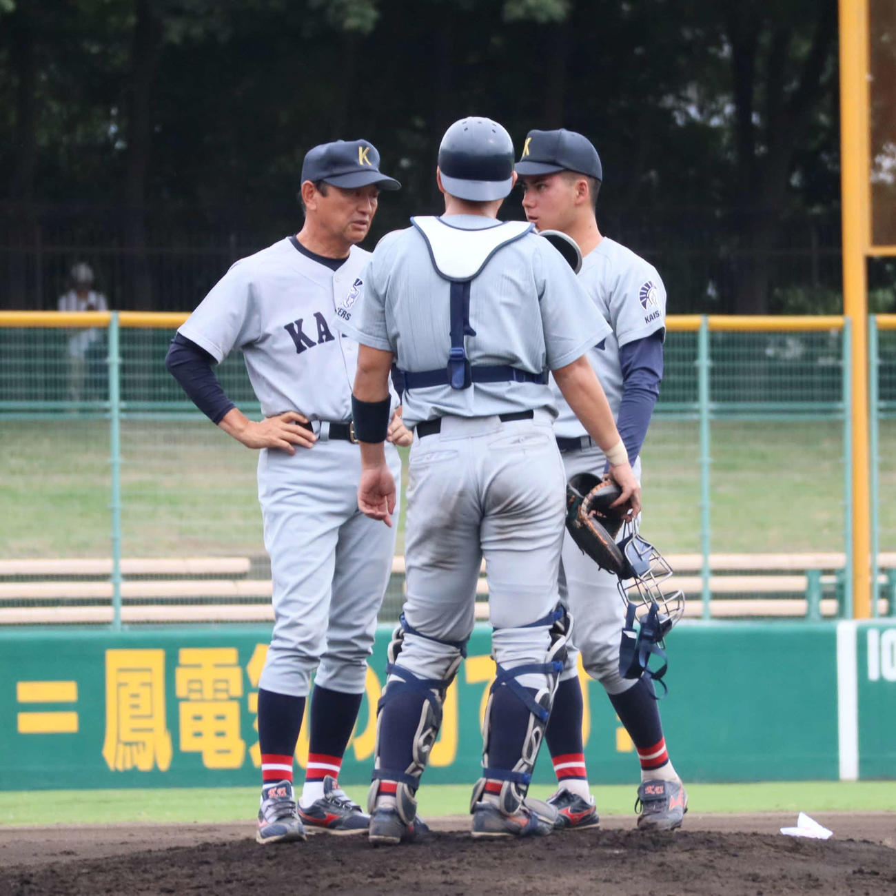 関西学生野球連盟秋季リーグ戦　関大対同大1回1死満塁のピンチでマウンドに集まる関大の早瀬万豊監督（左）、有馬諒捕手（中央）金丸夢斗投手（撮影・村松万里子）