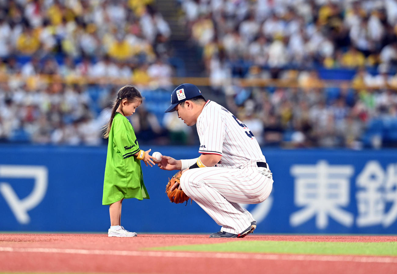 ヤクルト対阪神　スタメンキッズの子どもにボールをプレゼントするヤクルト村上（撮影・たえ見朱実）