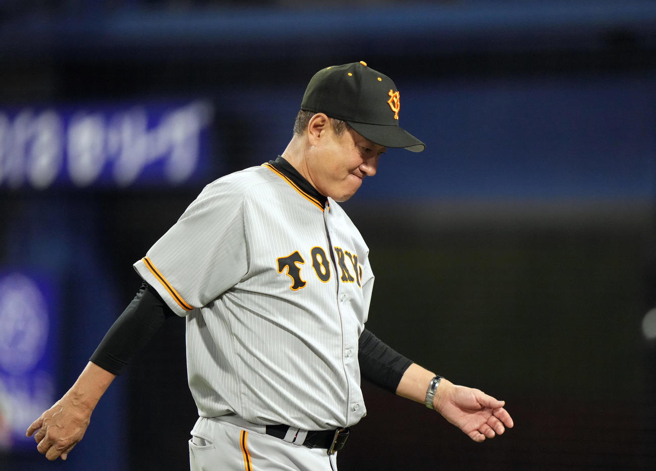 DeNA対巨人　6回表を終え、厳しい表情でベンチに戻る原監督（撮影・狩俣裕三）