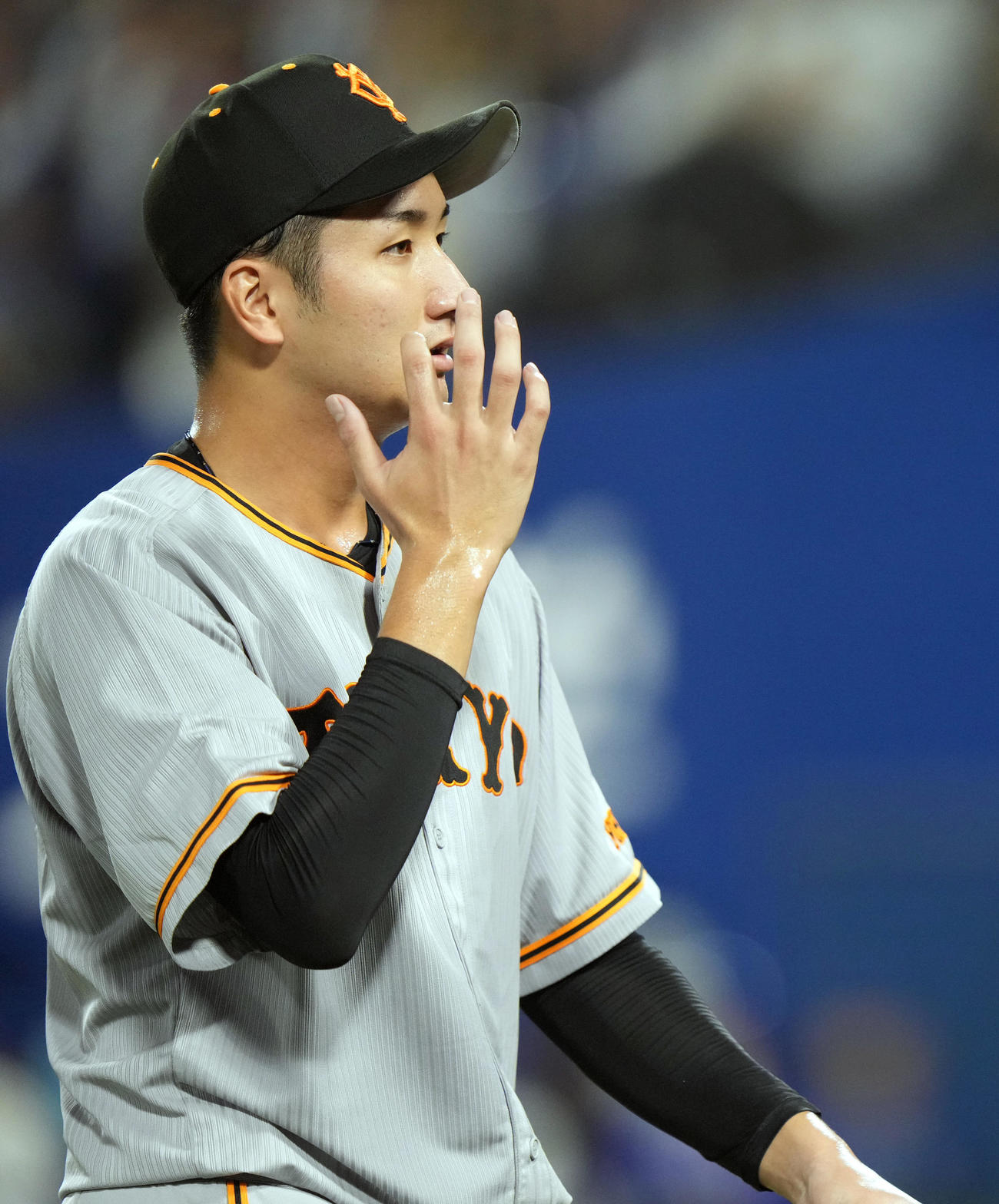 DeNA対巨人　1回裏を終え、ぼうぜんとしながらベンチに戻る巨人先発横川（撮影・狩俣裕三）