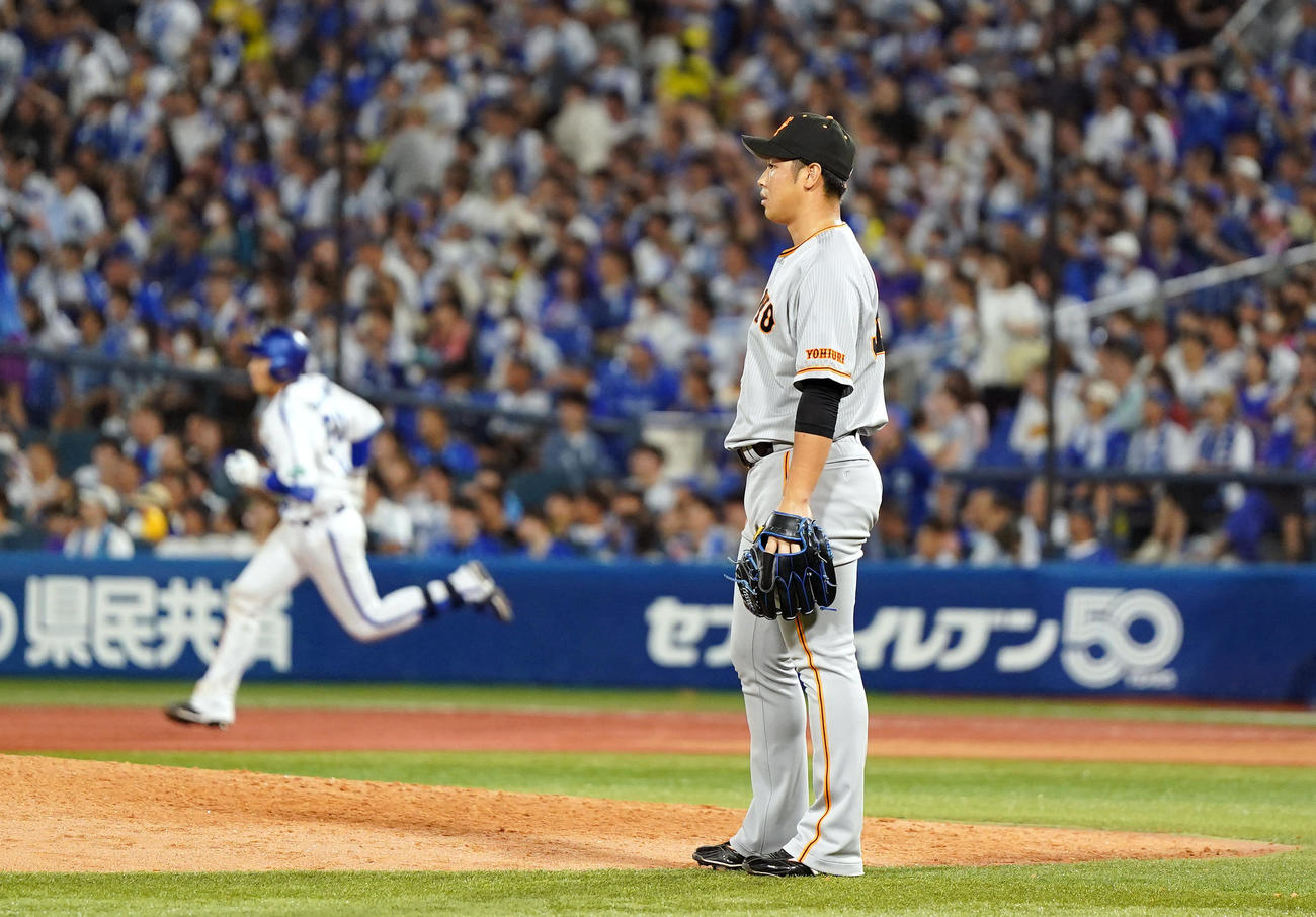 DeNA対巨人　8回裏DeNA1死、山本にソロ本塁打を打たれる巨人8番手北村（撮影・狩俣裕三）