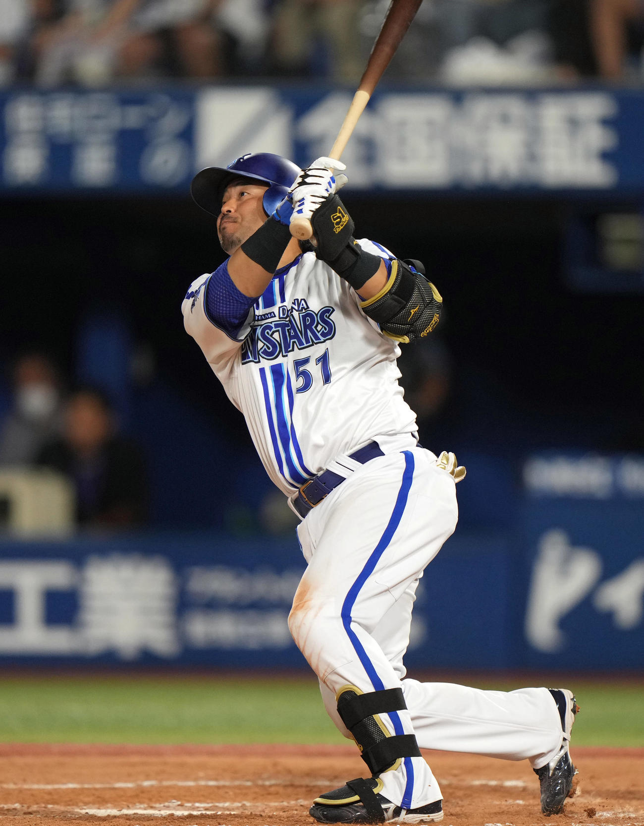 DeNA対巨人　6回裏DeNA2死一塁、2点本塁打を放つ宮崎（撮影・狩俣裕三）