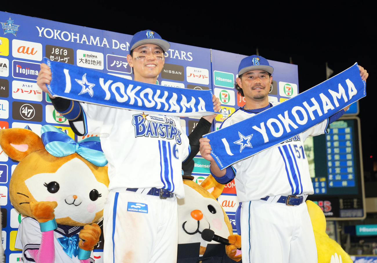 DeNA対巨人　ヒーローインタビュー後、記念撮影をする関根（左）と宮崎（撮影・狩俣裕三）