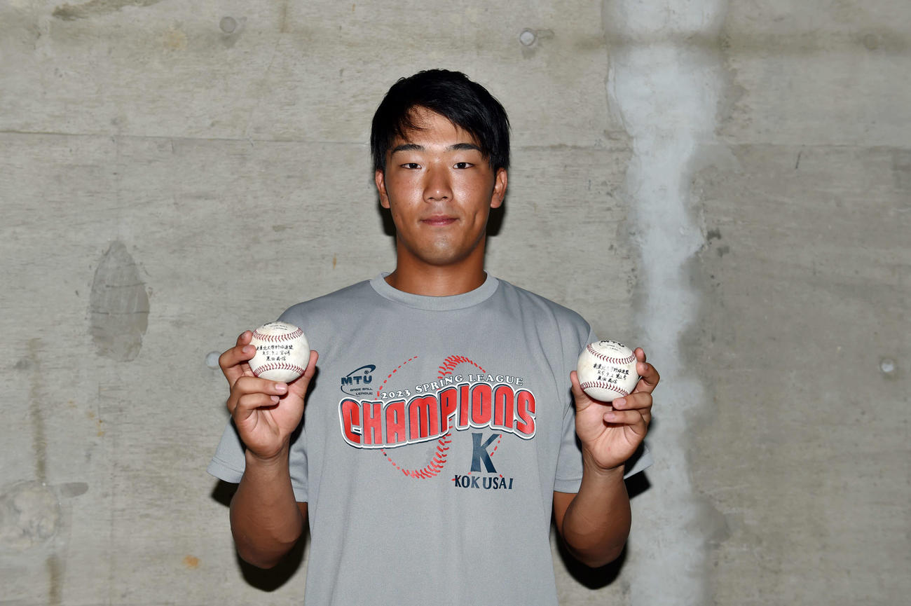 山形大対東日本国際大　2打席連続本塁打でコールド勝ちに貢献し、ホームランボールを見せる東日本国際大・黒田（撮影・相沢孔志）