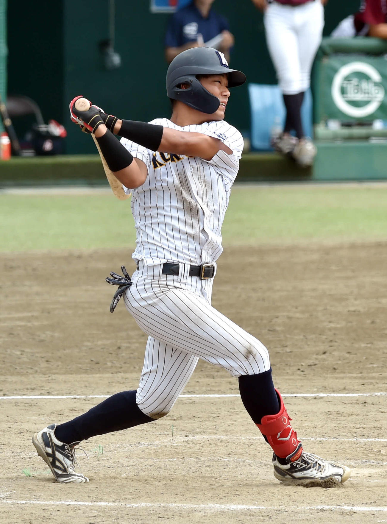 山形大対東日本国際大　4回裏東日本国際大2死一、三塁、3点右越え本塁打を放つ黒田（撮影・相沢孔志）