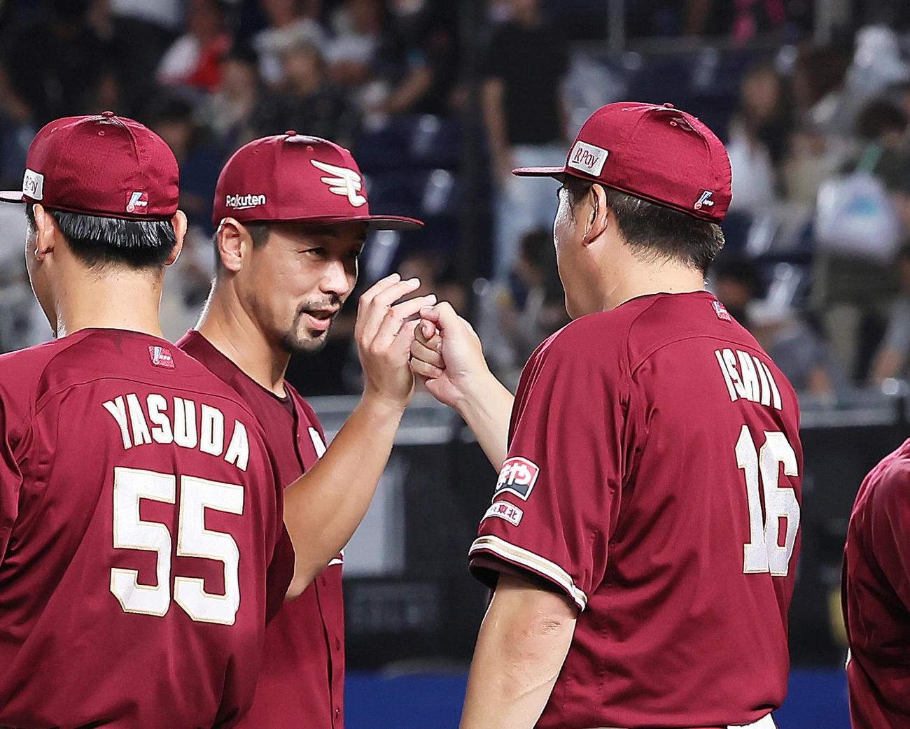 ロッテ対楽天　勝利し、楽天石井監督（右）とタッチを交わす阿部（撮影・足立雅史）