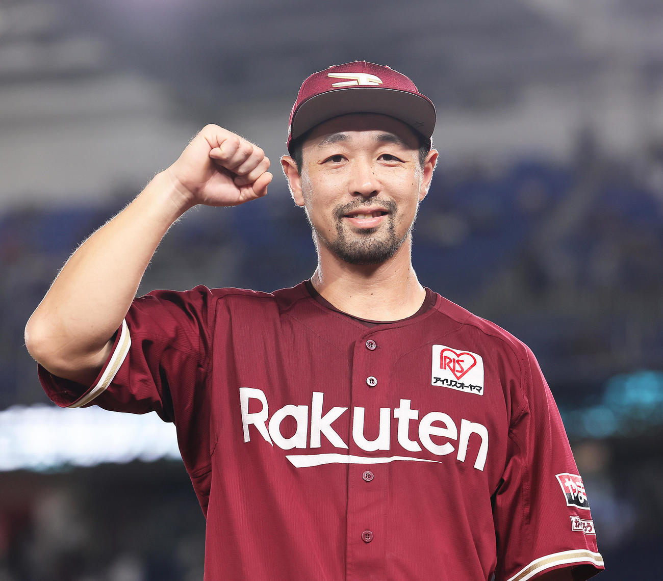 ロッテ対楽天　ヒーローインタビューを終え、笑顔でポーズを決める楽天阿部（撮影・足立雅史）