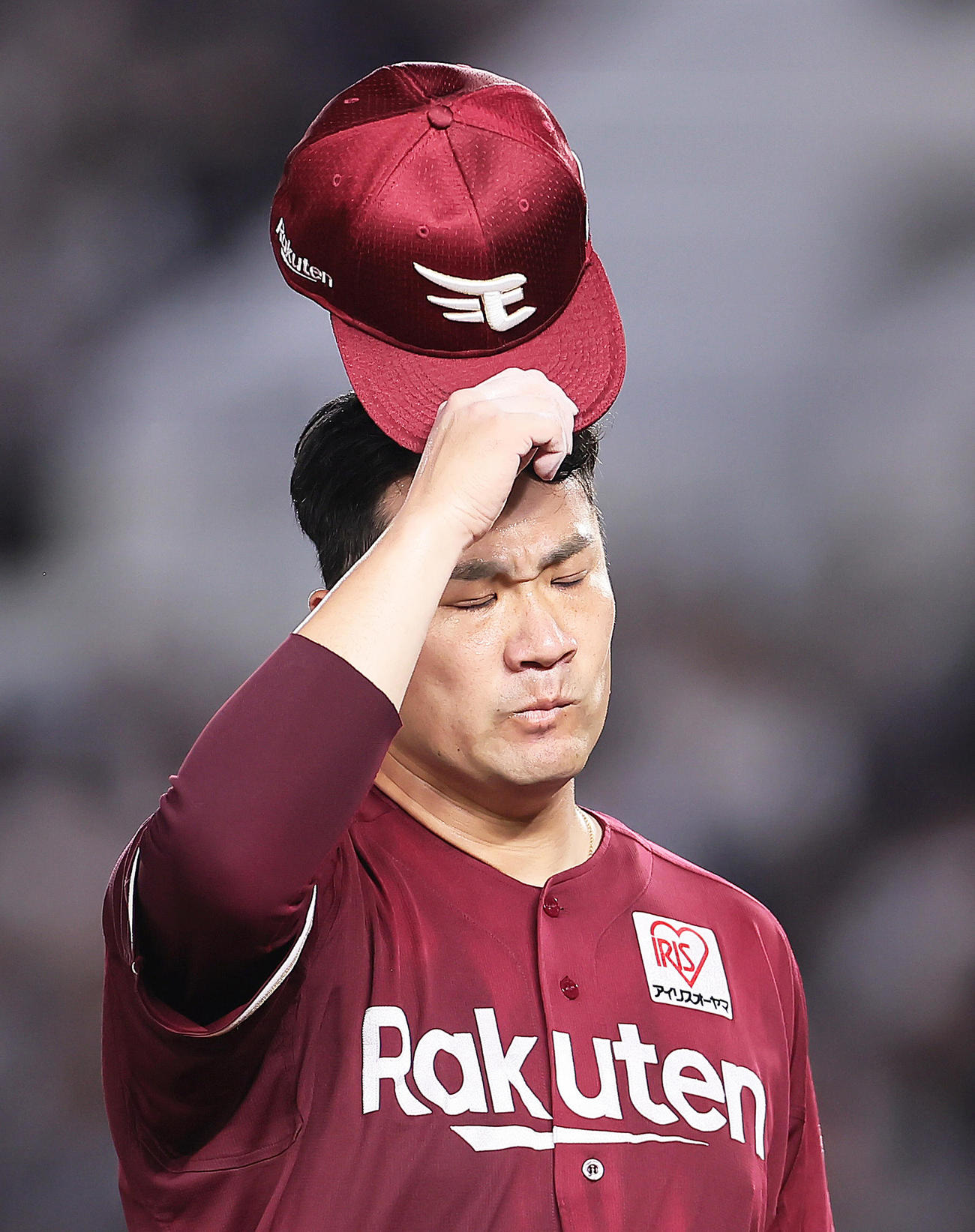 ロッテ対楽天　2回、2点を失い渋い顔でベンチに戻る楽天田中将（撮影・足立雅史）