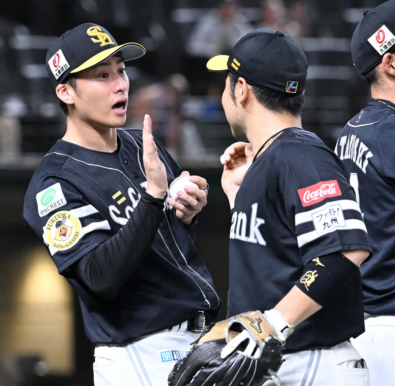 西武対ソフトバンク　試合後、勝利投手のソフトバンク板東（左）は近藤から記念球を投げ渡され驚いた表情を見せる（撮影・滝沢徹郎）