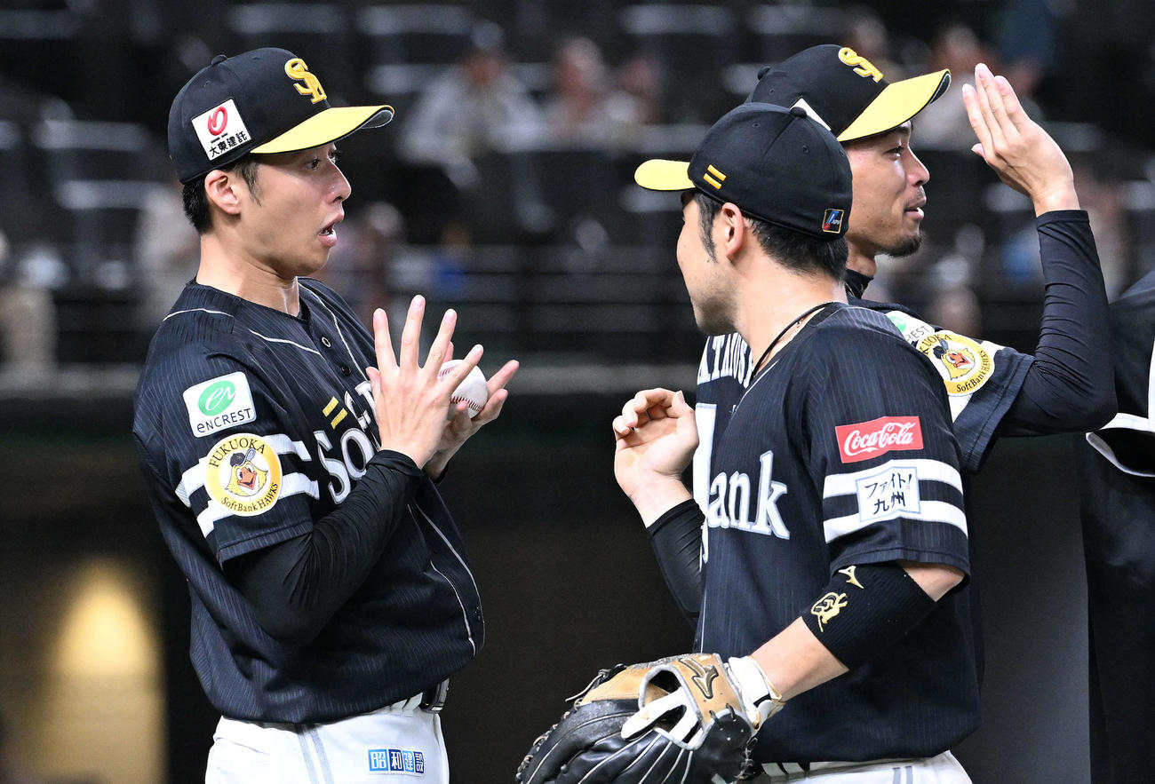 西武対ソフトバンク　試合後、勝利投手のソフトバンク板東（左）は近藤（中央）から記念球を投げ渡され驚いた表情を見せる（撮影・滝沢徹郎）