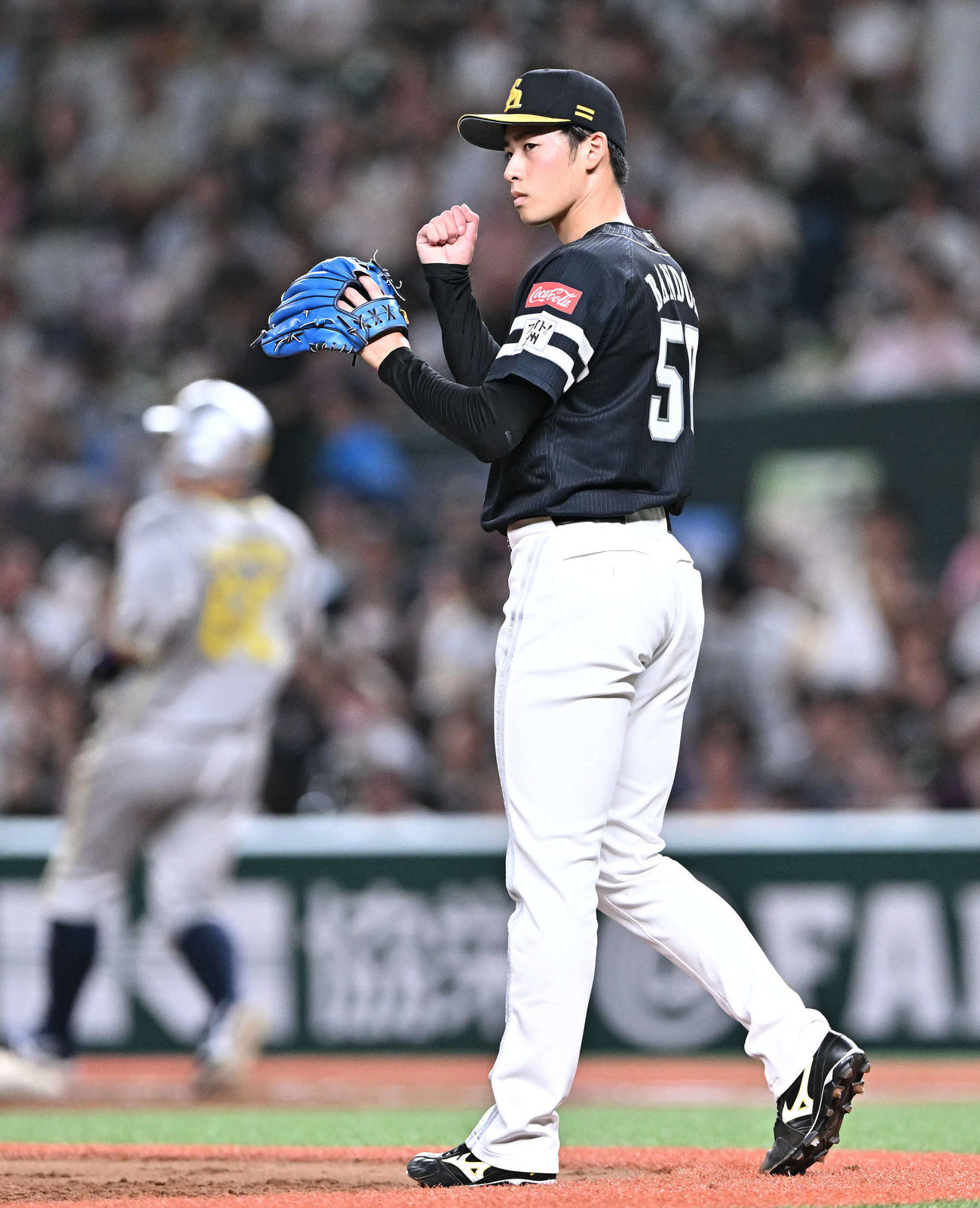 西武対ソフトバンク　1回裏西武無死一、二塁、中村（後方）を併殺打に打ち取る板東（撮影・滝沢徹郎）