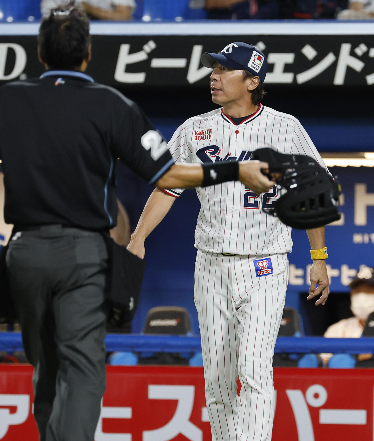 ヤクルト対阪神　3回表途中、投手交代を告げるヤクルト高津監督（撮影・藤尾明華）