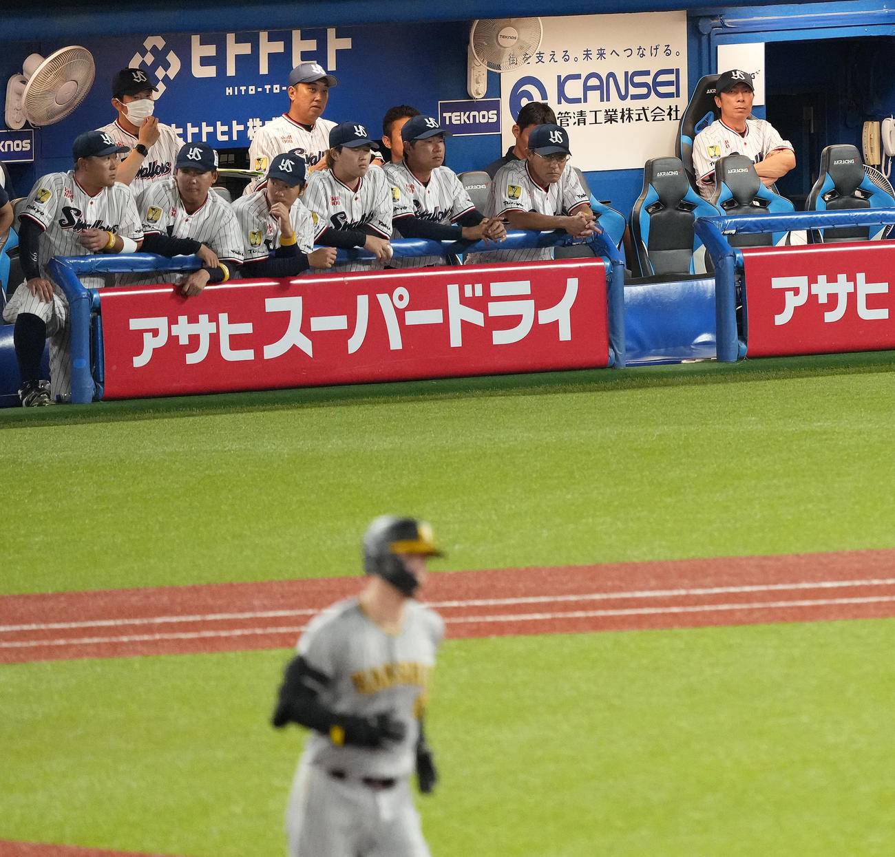 ヤクルト対阪神　3回表阪神2死一、三塁、佐藤輝に右越え3点本塁打を浴び、ぼうぜんとする高津監督（右）（撮影・鈴木みどり）
