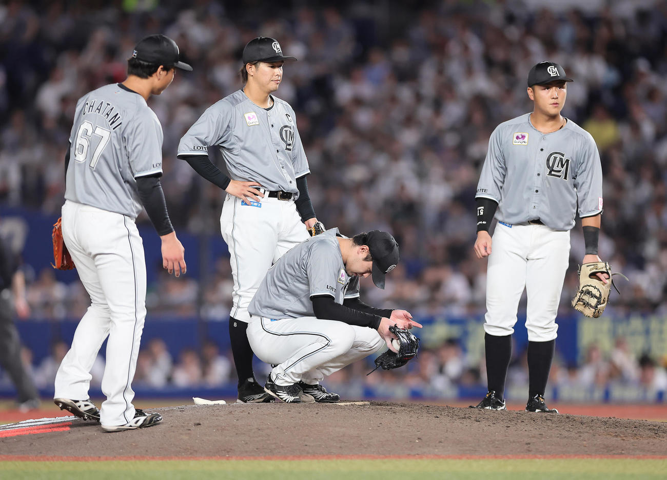 ロッテ対楽天　6回途中降板となったロッテ種市は悔しそうにマウンドにしゃがみ込む（撮影・足立雅史）