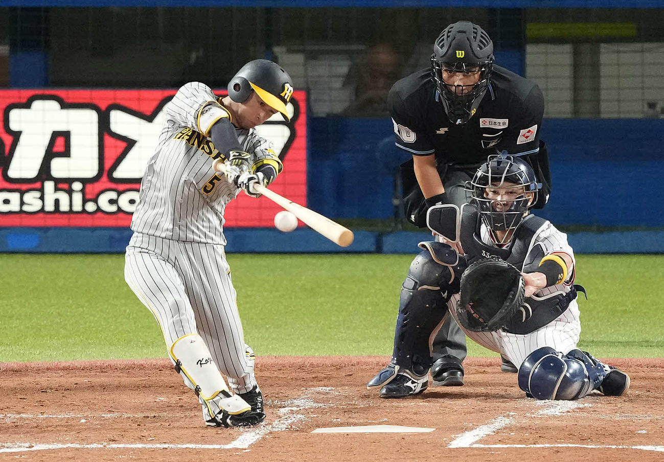 ヤクルト対阪神　3回表阪神2死二塁、右前適時打を放つ近本。投手ピーターズ（撮影・鈴木みどり）