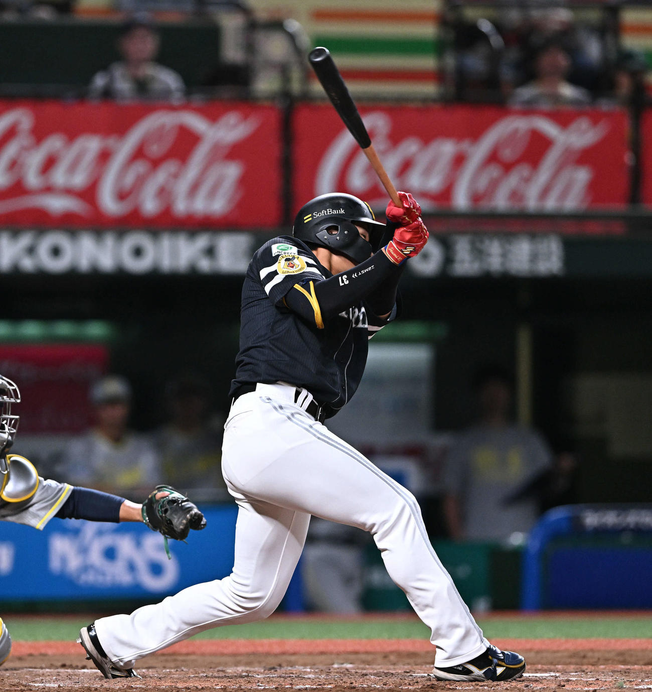 西武対ソフトバンク　8回表ソフトバンク無死、代打生海は右前打を放つ（撮影・滝沢徹郎）