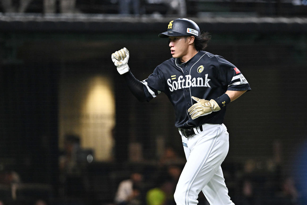 西武対ソフトバンク　5回表ソフトバンク2死三塁、柳町の遊撃手適時内野安打で生還しガッツポーズする柳田（撮影・滝沢徹郎）