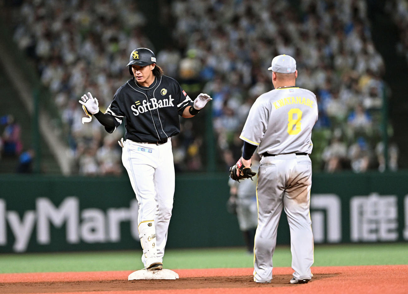 西武対ソフトバンク　7回表ソフトバンク1死、右翼に二塁打を放った柳田（右）と一塁手渡部（撮影・滝沢徹郎）