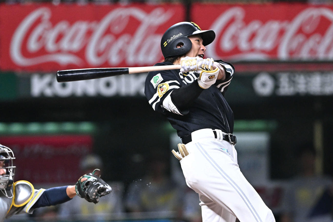 西武対ソフトバンク　7回表ソフトバンク1死、柳田は右翼に二塁打を放つ（撮影・滝沢徹郎）