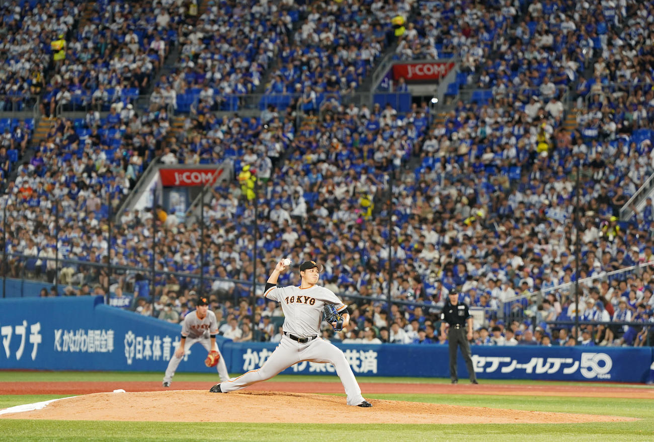 DeNA対巨人　8回裏から登板する巨人8番手北村（撮影・狩俣裕三）