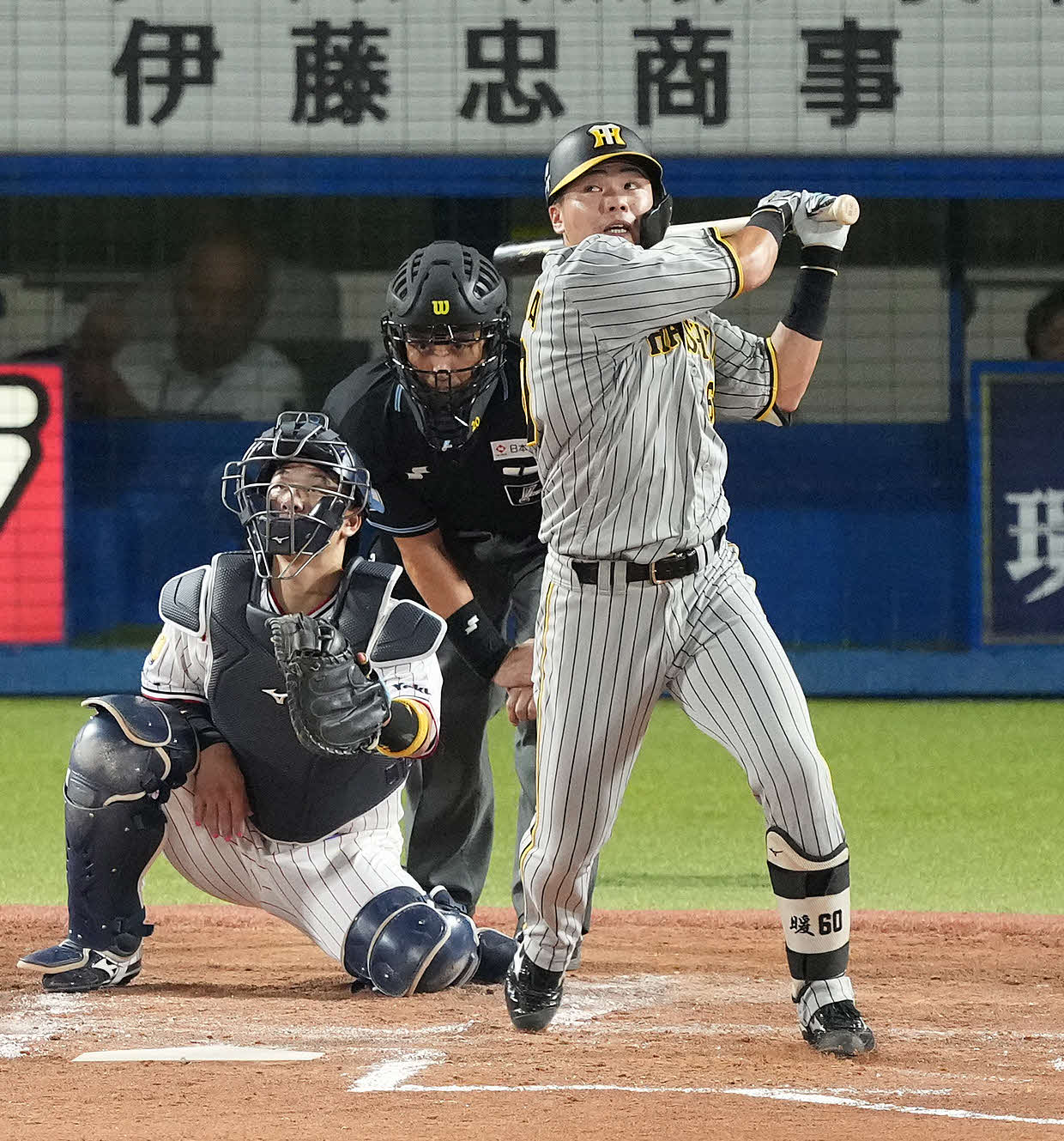 ヤクルト対阪神　3回表阪神2死一、二塁、右2点適時三塁打を放つ小野寺。投手ピーターズ（撮影・鈴木みどり）