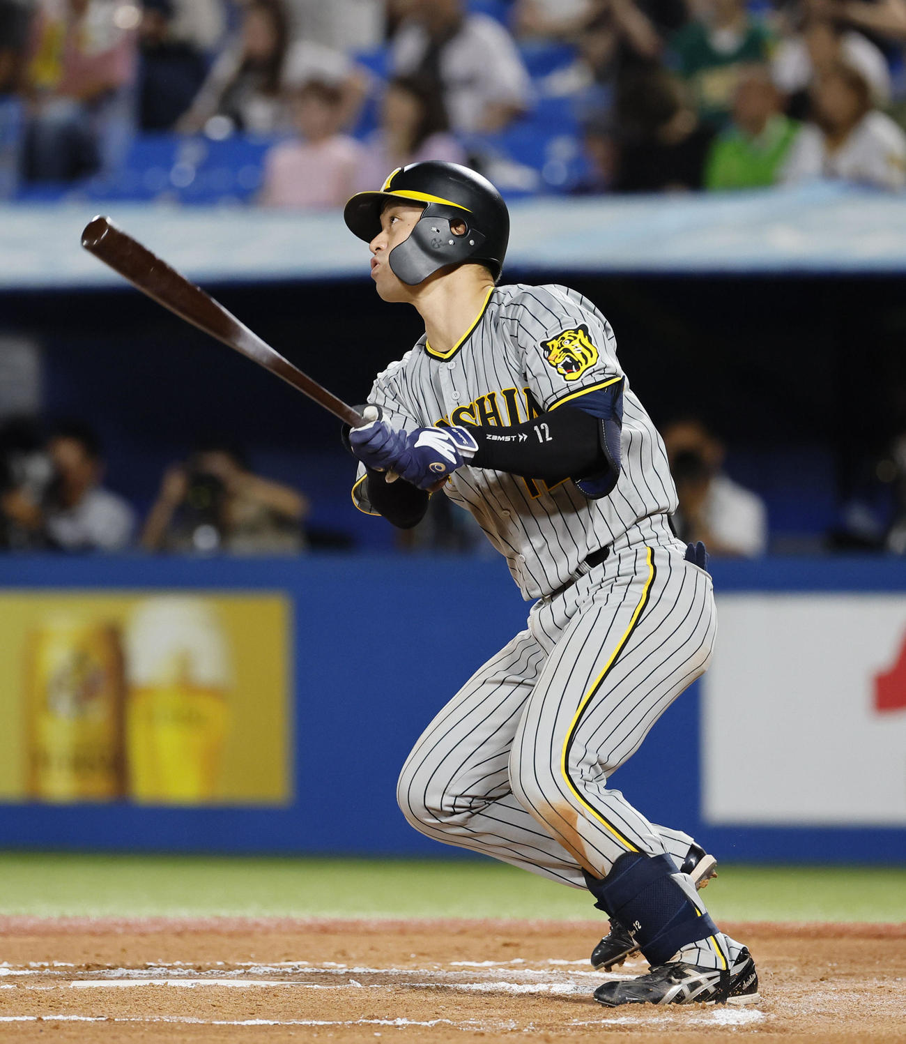 ヤクルト対阪神　6回表阪神2死、坂本は左中間に二塁打を放つ（撮影・藤尾明華）