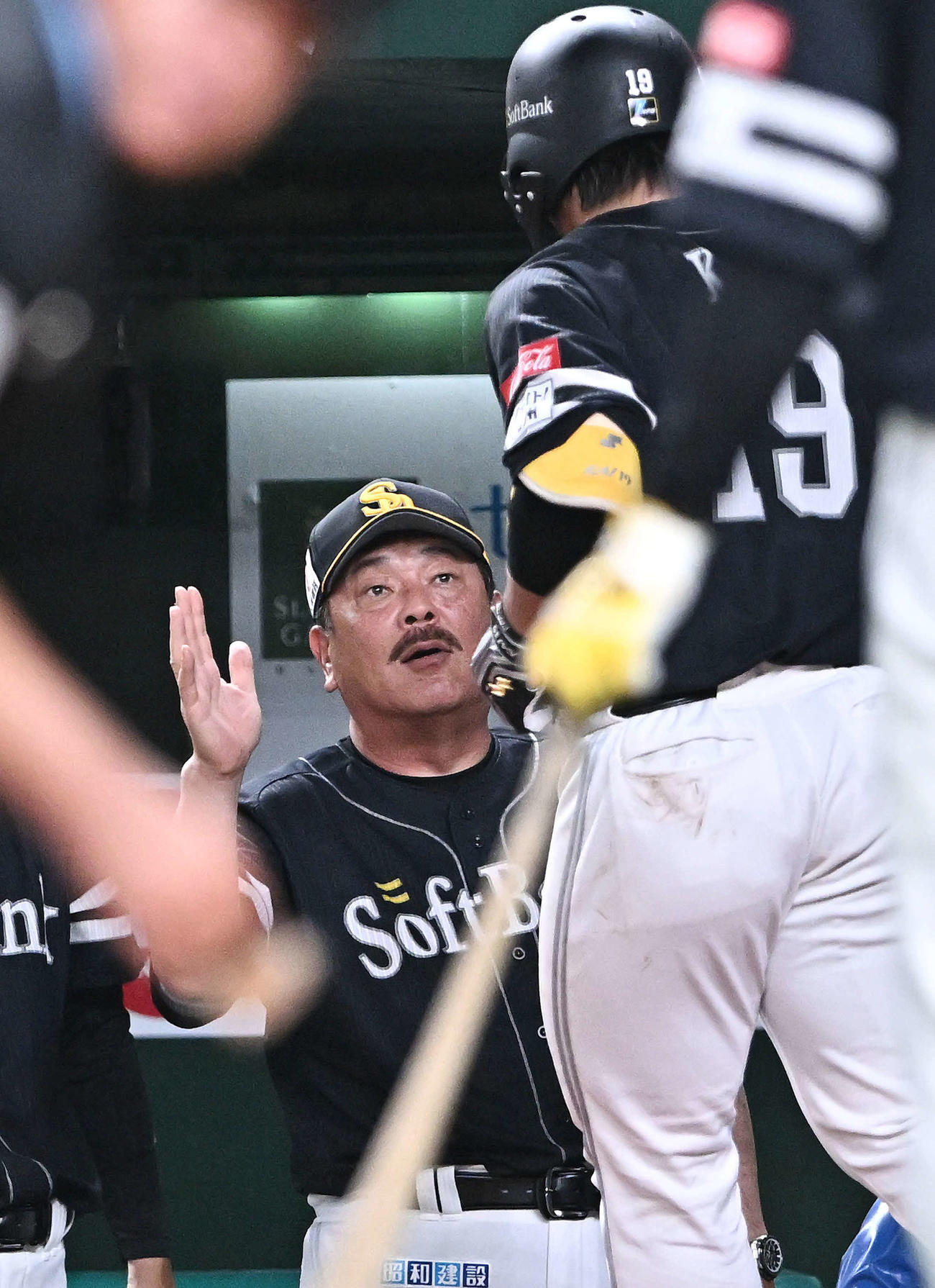 西武対ソフトバンク　4回表ソフトバンク2死三塁、2点本塁打を放った甲斐（手前）を迎える藤本監督（撮影・滝沢徹郎）